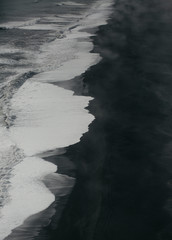 Black sand beach and ocean in iceland - 211018561
