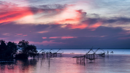 Obraz premium Square dip net with nice sky in lake at Pakpra village, Phatthalung, Thailand