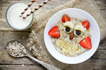 Halloween breakfast idea for kids - owl oatmeal bowl