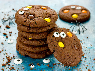 Halloween monster cookies with candy eyes, fun and creepy halloween treats for kids