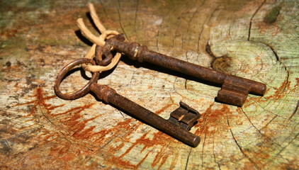 clé ancienne rouillée,sur fond bois,concept