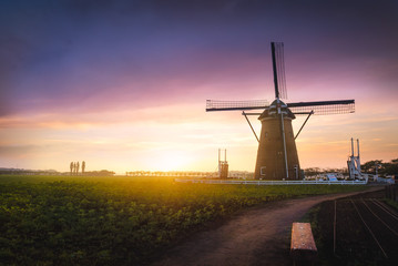 Obraz premium Windmill Twilight