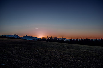 Sonnenuntergang hinter Gebirgskette