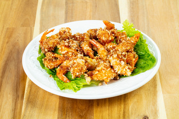Batter shrimps with salad