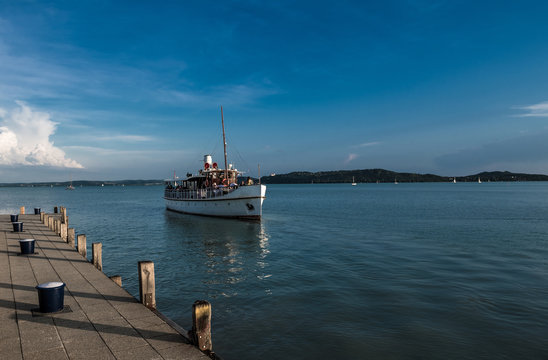 F&auml;hrschiff kommt im Hafen an am Plattensee in Ungarn