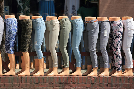 R&oacute;żnej długości spodnie na nogach manekin&oacute;w.