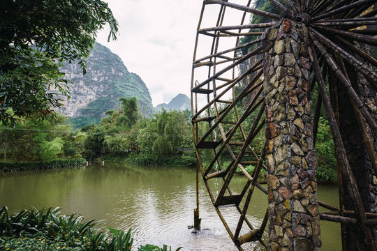 Old waterwheel on Qu&acirc;y Son river