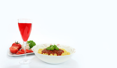 Lampka czerwonego wina i makaron spagetti z sosem neapolitańskim na białym tle. - obrazy, fototapety, plakaty
