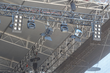 Rampe de projecteurs pour éclairer la scène d'un concert