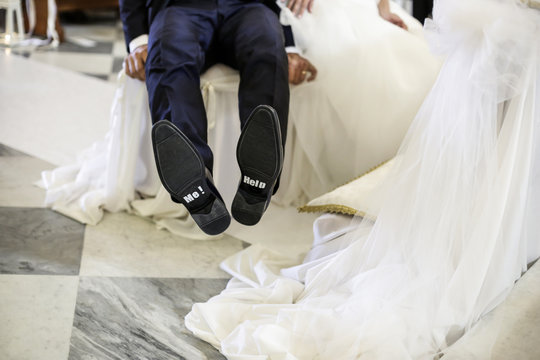 Sposo Mostra Suola Scarpe Seduto All Altare Con Su Scritto Help Me Con Sposa Affianco Stock Photo Adobe Stock