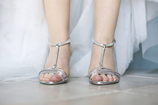 dettaglio di Scarpe d&eacute;collet&eacute; argentate indossate da una sposa