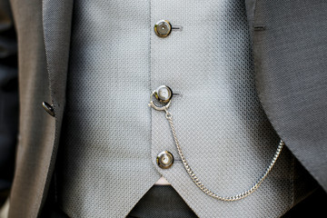 Dettaglio abito da sposo di gilet con catena  legata ad orologio dentro tasca