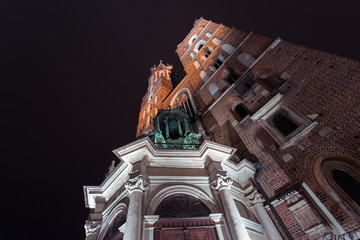 Oświetlony front kościoła Mariackiego w Krakowie