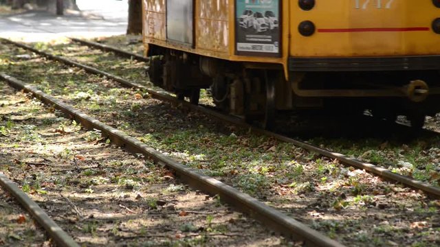 fermata del tram con porte che aprono e chiudono