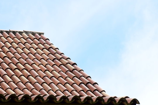 Dachziegel, Dachpfannen auf dem Dach einer alten Kirche