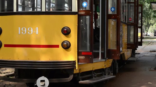 fermata del tram con porte che aprono e chiudono