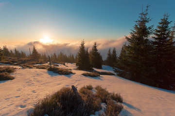 Poranne uderzenie słońca podczas wspinaczki na szczyt Śnieżki