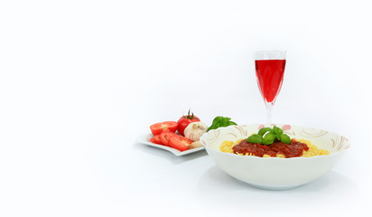 Makaron spagetti z sosem neapolitańskim i lampką czerwonego wina na białym tle. - obrazy, fototapety, plakaty