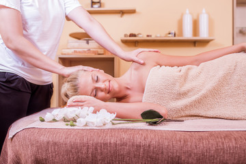 Obraz na płótnie Canvas Woman having massage in spa
