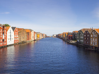 Obraz premium Vistas de las casas antiguas de madera de la ciudad de Trondheim en Noruega, verano de 2017
