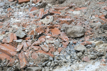 Bauschutt von einer Backsteinmauer beim Abriss eines hauses