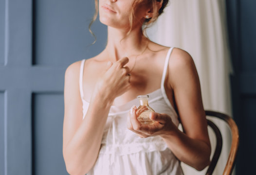 girl morning uses perfume around neck