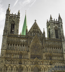 Fototapeta premium Catedral de Nidaros uno de los principales monumentos históricos noruegos, alcanzando categoría de icono cultural. Ha llegado a ser considerada como la obra maestra del gótico nórdico. Verano de 2017