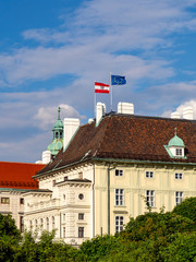 Österreichische Fahne und Fahne der Europäischen Union wehen auf der Wiener Hofburg / Österreich