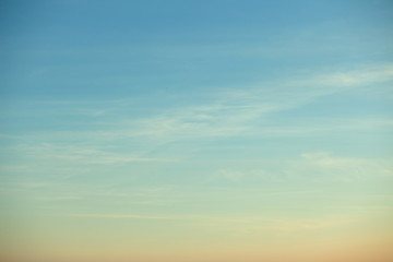 Obraz premium blue sky with feathery clouds sunset