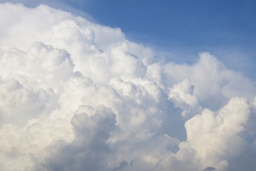 Gewitterwolken türmen sich hoch in den Himmel