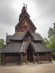 Fototapeta na wymiar Típica iglesia Vikinga en Oslo, Noruega, verano de 2017