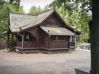 Fototapeta na wymiar Casa típica escandinava de madera , enmedio de un parque verde con árboles, en Oslo, Noruega, verano de 2017