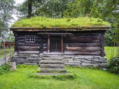 Casa vikinga de madera , enmedio de un parque verde con &aacute;rboles, en Oslo, Noruega, verano de 2017
