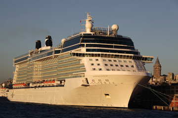 yolcu gemisi ve galata kulesi