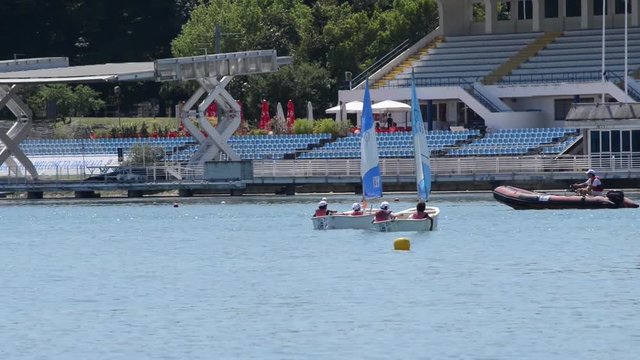 scuola di vela nel bacino del Parco dell'Idroscalo a MIlano in una giornata estiva