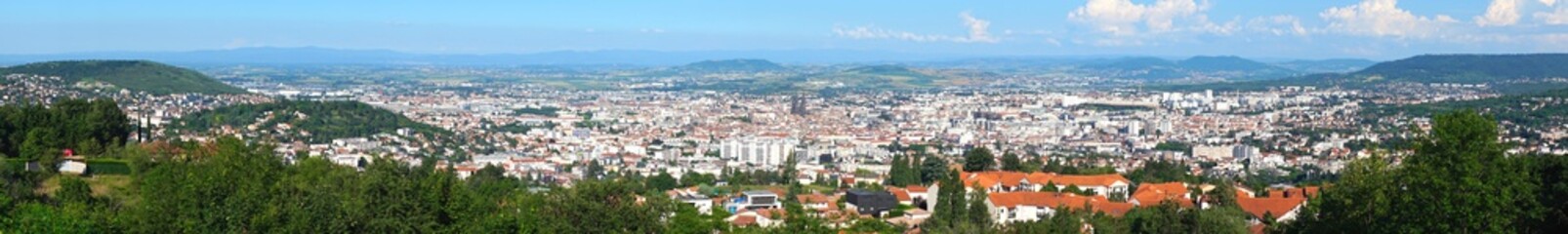 Fototapeta na wymiar prise de vue panoramique de la ville de Clermont-Ferrand, Auvergne, Puy-de-d™me, France