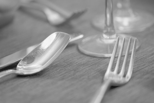 eventos, cubiertos, blanco y negro, interpretaci&oacute;n
