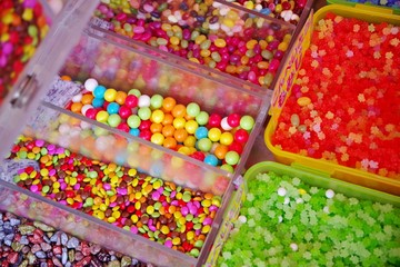 カラフルな飴とチョコレート