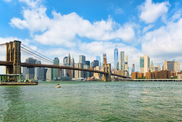 Fototapeta premium Zawieszenie mostu Brooklyn Bridge na Dolnym Manhattanie i Brooklynie. Nowy Jork, USA.