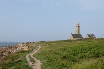 Fototapeta na wymiar la côte rocheuse et le phare au cap lévi en Normandie dans le Cotentin
