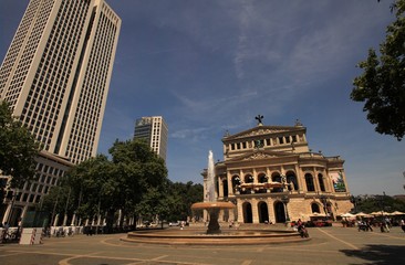 Fototapeta premium Alte Oper, Opernplatz und Lucae-Brunnen in Frankfurt