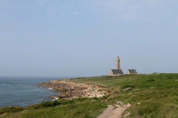Fototapeta na wymiar la côte rocheuse et le phare au cap lévi en Normandie dans le Cotentin