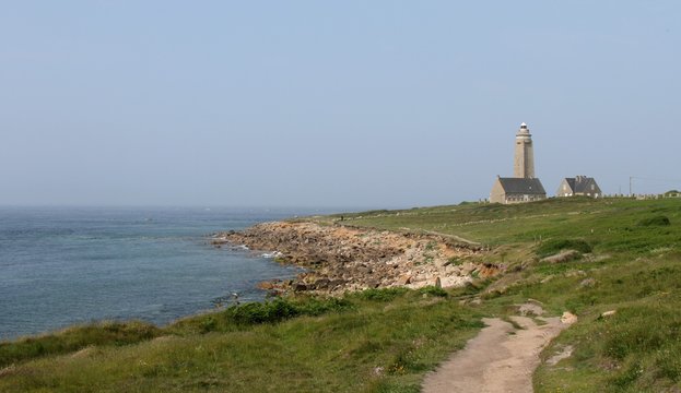 la c&ocirc;te rocheuse et le phare au cap l&eacute;vi en Normandie dans le Cotentin