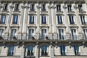 Fototapeta na wymiar Immeuble bourgeois à pilastres corinthiens à Paris, France