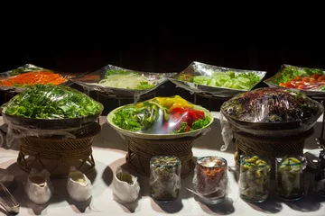 Crédence de cuisine en verre imprimé Buffet, Bar Salade de légumes sur pellicule plastique pour la ligne de buffet lors d& 39 une fête de mariage.