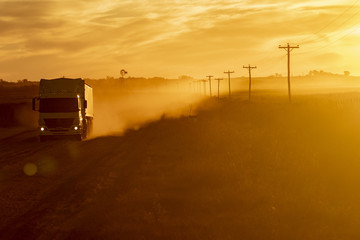camion en camino de tierra