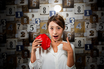 財布・ひらめく女性