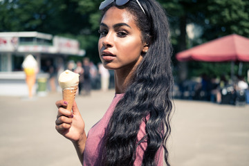 Junge Frau mit Eiswaffel in der Stadt