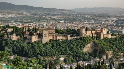 Fototapeta na wymiar The Alhambra against the city