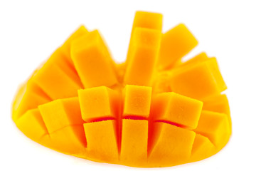 quartier de mangue mûre, fond blanc © Unclesam